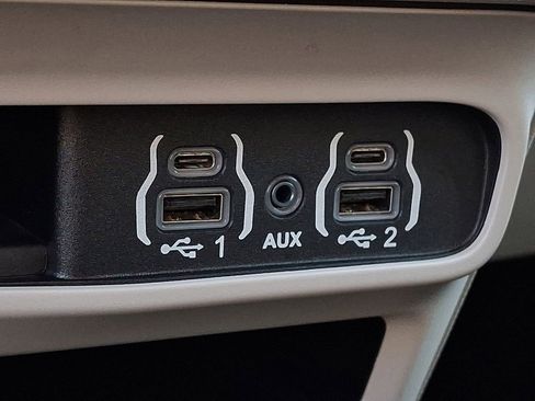 Used 2024 Chrysler Voyager LX image 25