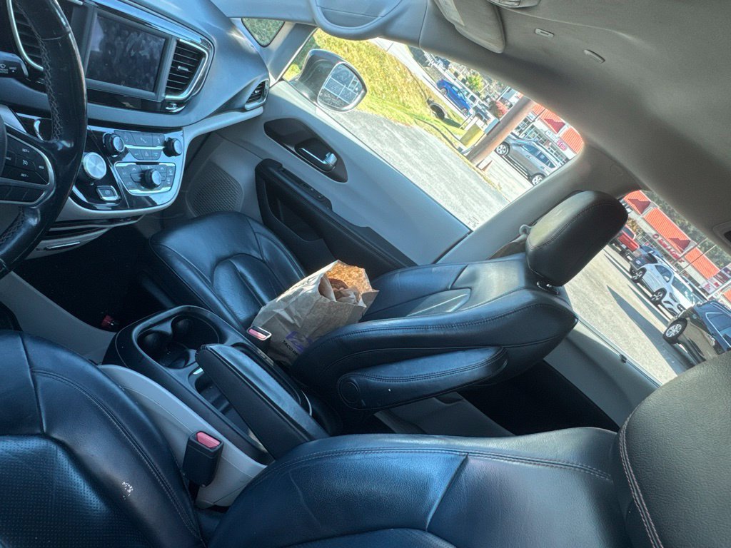 Used 2019 Chrysler Pacifica Touring-L FWD image 8