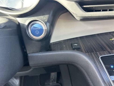 Used 2023 Toyota Sienna Platinum image 25