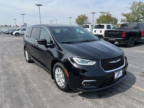 New 2026 Chrysler Pacifica Select image 9