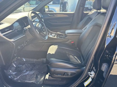 Used 2023 Jeep Grand Cherokee Altitude image 16