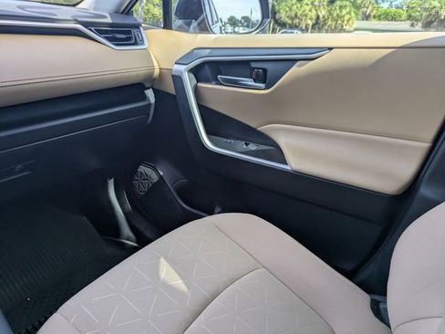 Used 2022 Toyota RAV4 XLE w/ Convenience Package FWD image 16