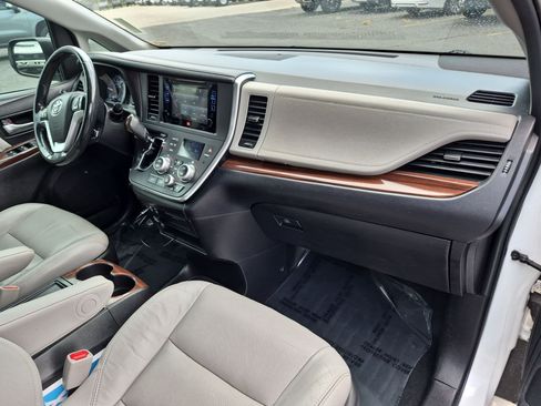 Used 2017 Toyota Sienna Limited AWD/4WD image 31