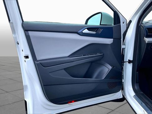 Used 2023 Volkswagen Taos SE w/ Panoramic Sunroof Package FWD image 22