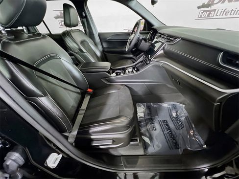 Used 2023 Jeep Grand Cherokee Altitude image 31