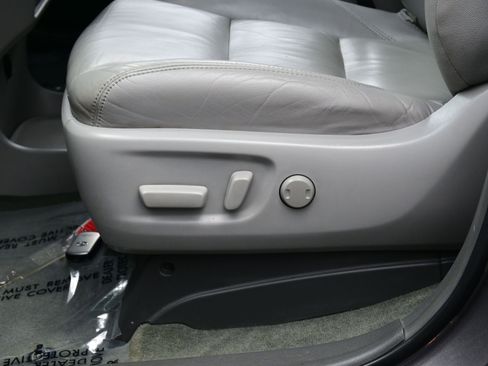 Used 2017 Toyota Sienna Limited Premium image 11