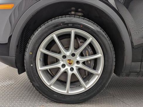 Used 2021 Porsche Cayenne w/ Premium Package AWD/4WD image 30