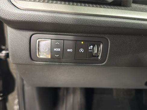 Used 2025 Chevrolet Traverse LT image 30