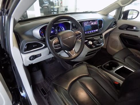 Used 2022 Chrysler Pacifica Touring-L image 9