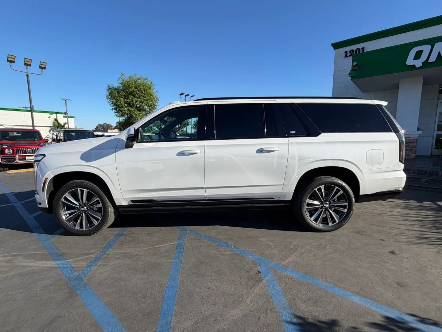 Used 2025 Cadillac Escalade ESV Sport AWD/4WD image 5