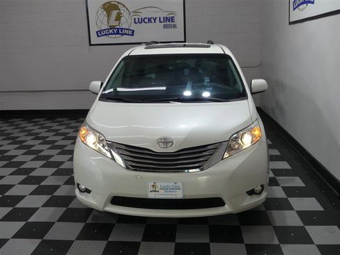 Used 2017 Toyota Sienna XLE image 3