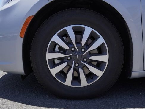 Used 2023 Chrysler Pacifica Limited image 11