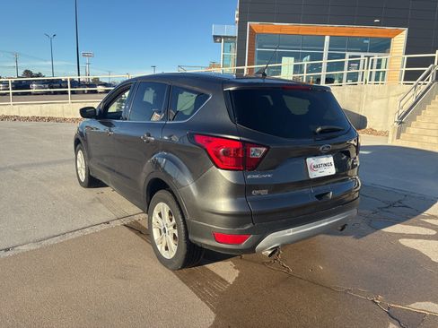 Used 2019 Ford Escape SE image 3