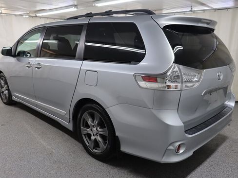 Used 2017 Toyota Sienna SE Premium FWD image 5