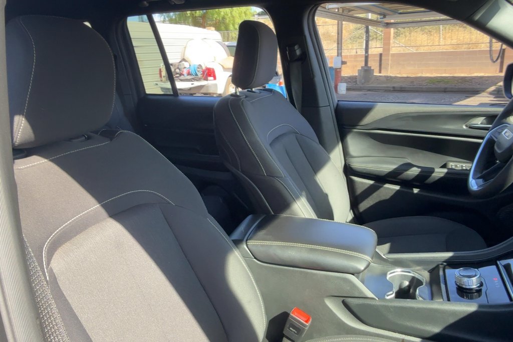 Used 2025 Jeep Grand Cherokee Laredo RWD image 15