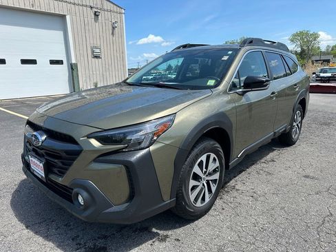 Used 2025 Subaru Outback Premium AWD/4WD image 12