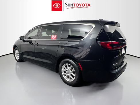 Used 2023 Chrysler Pacifica Touring-L image 6