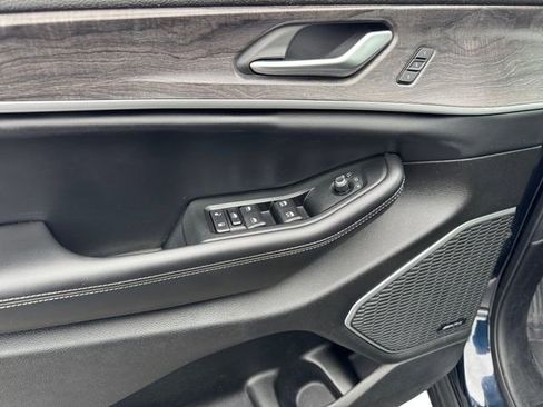 Certified 2024 Jeep Grand Cherokee Limited w/ Black Appearance Package image 15