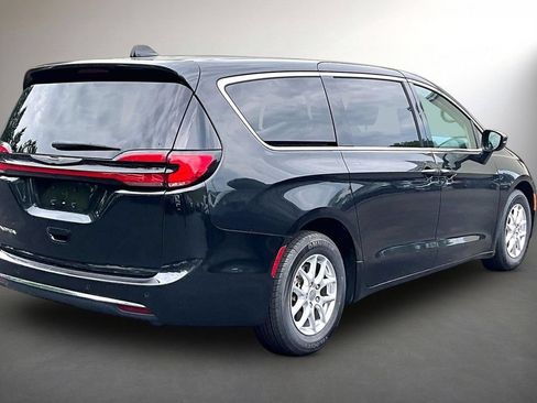 Used 2023 Chrysler Pacifica Touring-L FWD image 5