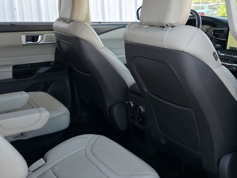 Used 2020 Ford Explorer Platinum w/ Premium Technology Package image 35