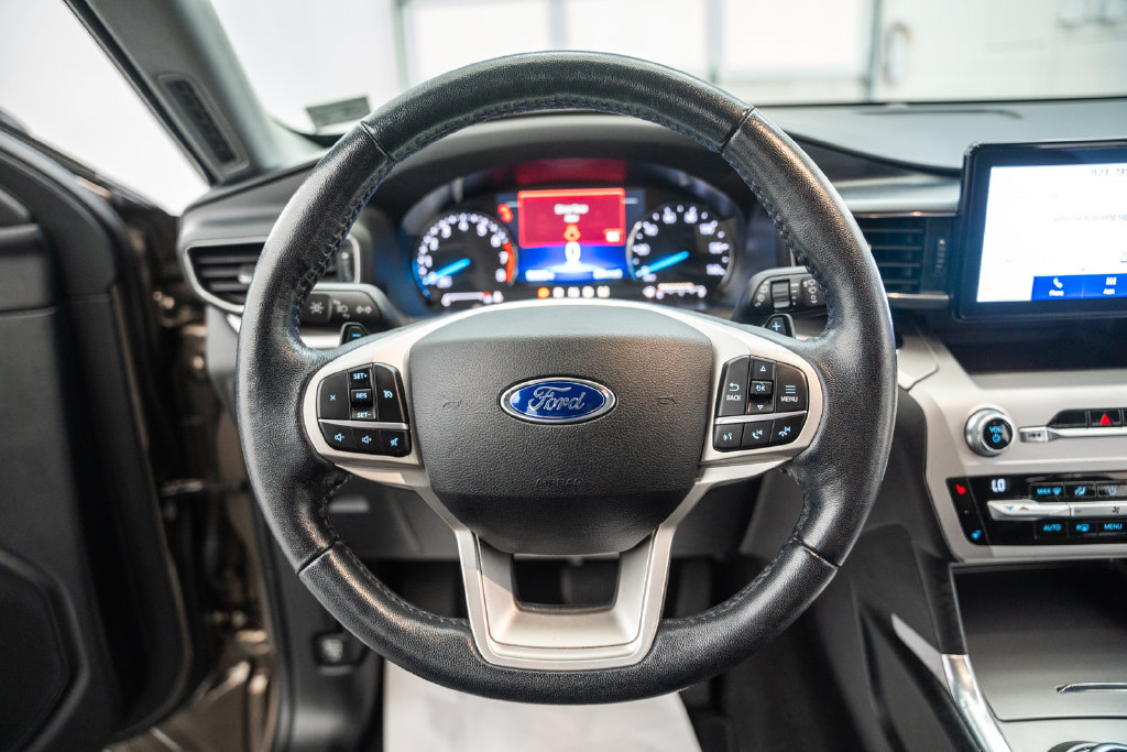 Used 2021 Ford Explorer XLT w/ Equipment Group 202A AWD/4WD image 32