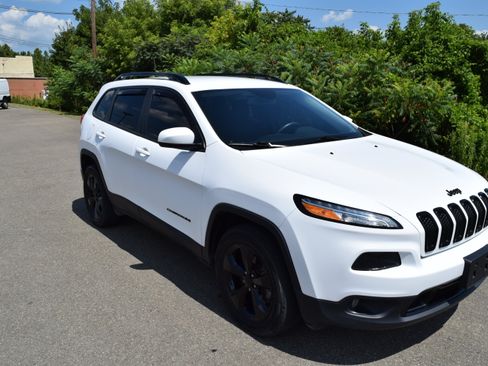 Used 2018 Jeep Cherokee Latitude w/ Altitude Package AWD/4WD image 2