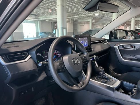 Used 2021 Toyota RAV4 LE AWD/4WD image 18