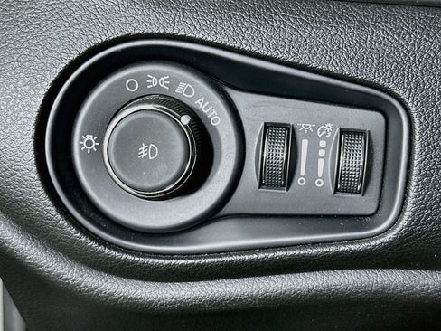 Used 2023 Jeep Renegade Latitude AWD/4WD image 17
