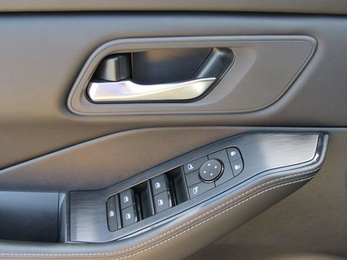 Certified 2024 Nissan Rogue SV FWD image 21