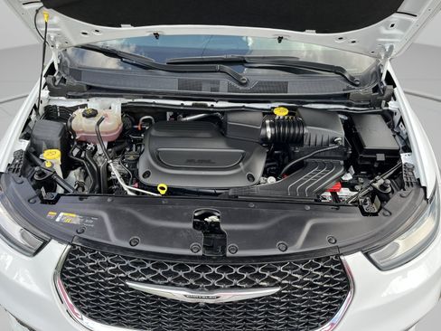 Used 2023 Chrysler Pacifica Touring-L FWD image 9