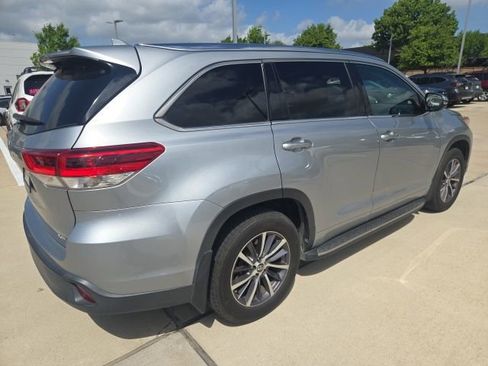 Used 2017 Toyota Highlander XLE image 3