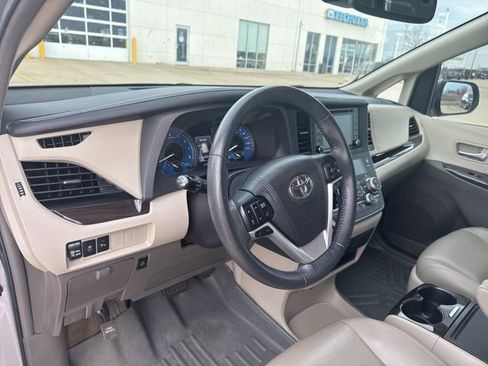 Used 2018 Toyota Sienna XLE w/ XLE Navigation Package image 26