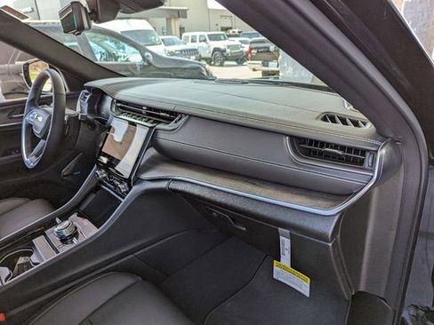Used 2022 Jeep Grand Cherokee Overland w/ Luxury Tech Group IV AWD/4WD image 24