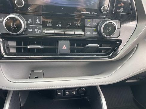 Used 2020 Toyota Highlander XLE AWD/4WD image 27