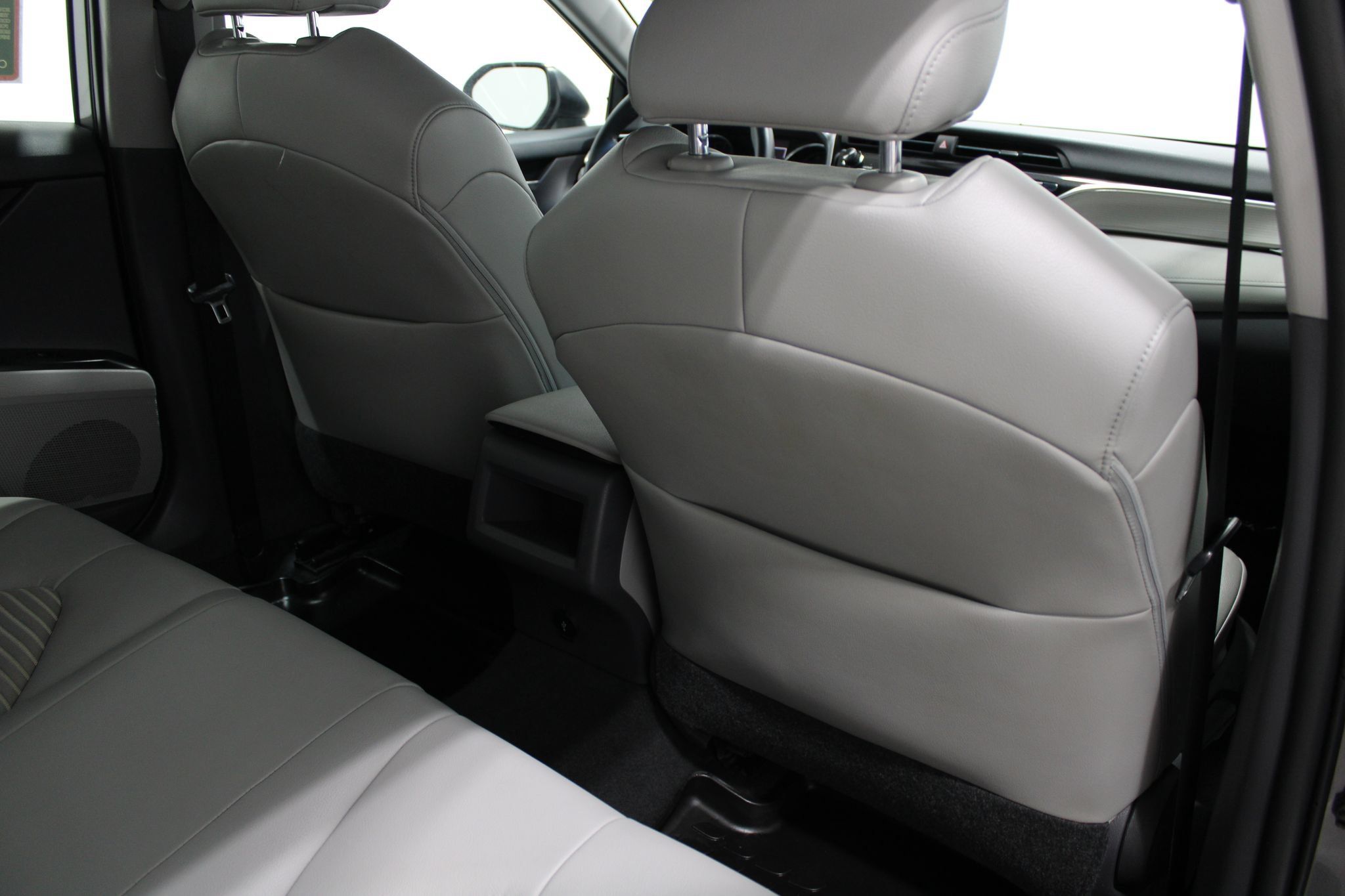 Used 2018 Toyota Camry SE FWD image 21