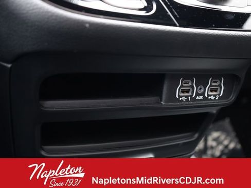 Used 2025 Chrysler Pacifica Select image 19