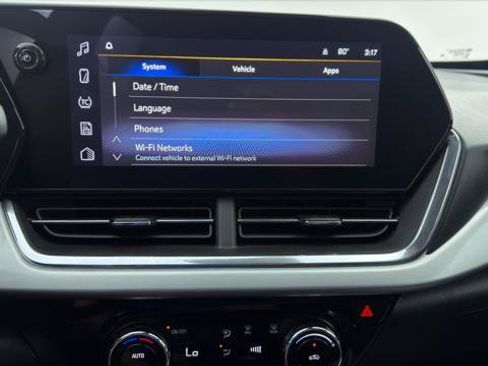 Used 2025 Chevrolet Trax LT w/ LT Convenience Package FWD image 29