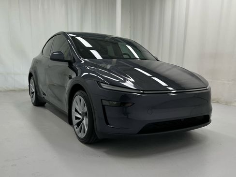 Used 2026 Tesla Model Y Long Range image 2