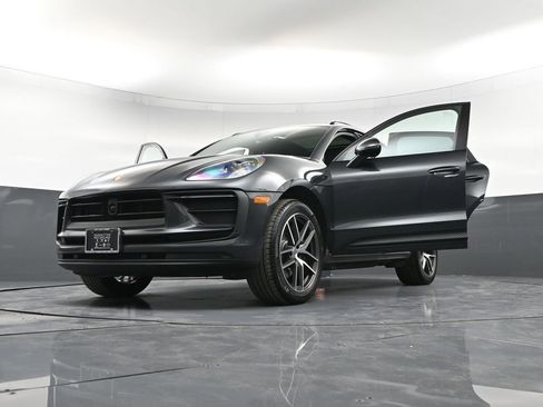 Certified 2025 Porsche Macan AWD/4WD image 39