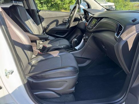 Used 2020 Chevrolet Trax LT w/ LT Convenience Package FWD image 14