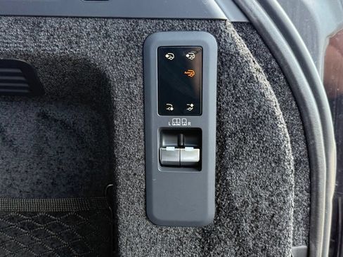 Certified 2025 Land Rover Range Rover SE AWD/4WD image 37