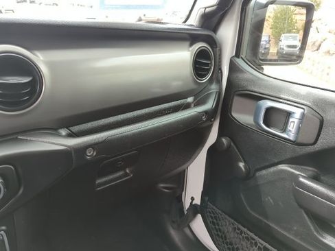 Used 2021 Jeep Gladiator Sport image 8