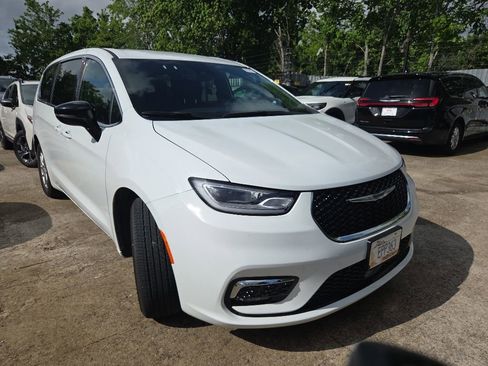 Used 2025 Chrysler Pacifica Select FWD image 6