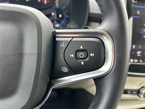 Used 2023 Volvo XC40 B4 Ultimate image 23