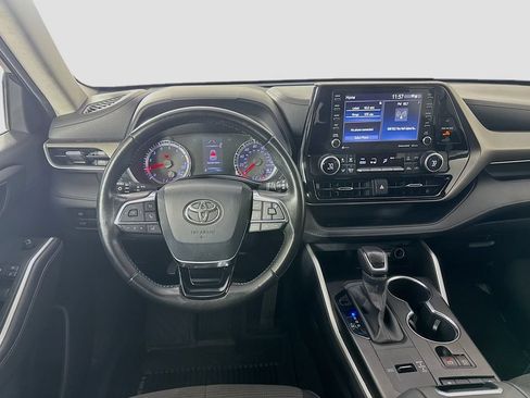 Used 2020 Toyota Highlander LE FWD image 24