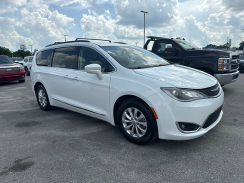 Used 2017 Chrysler Pacifica Touring-L image 4