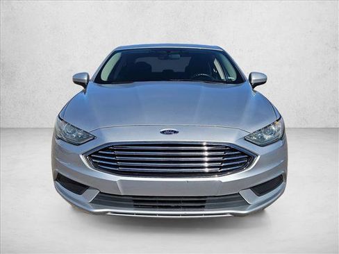 Used 2017 Ford Fusion SE w/ Fusion SE Technology Package image 2
