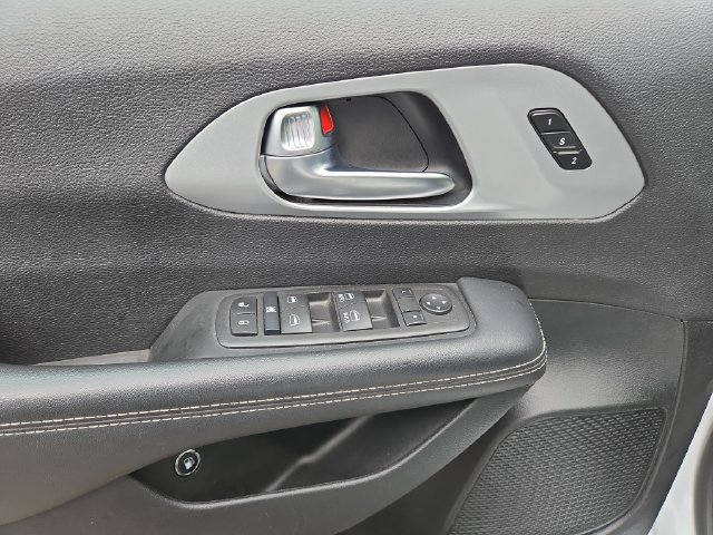 Used 2024 Chrysler Pacifica Limited FWD image 19