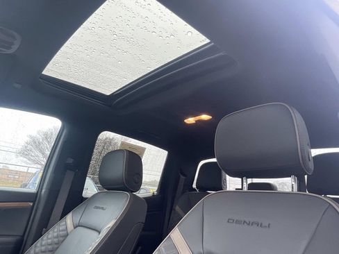 Used 2024 GMC Canyon Denali image 17