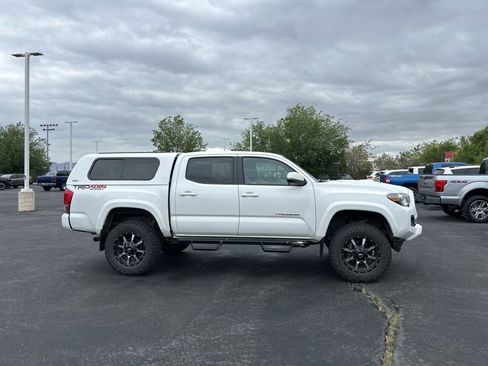 Used 2017 Toyota Tacoma TRD Sport AWD/4WD image 3